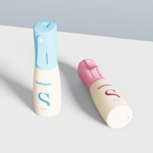 Dua botol semprot HDPE 150ml: satu tegak dengan bagian atas berwarna biru, satu lagi terbuka dengan bagian atas berwarna merah muda, keduanya diberi label pada permukaan putih.
