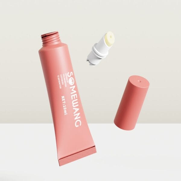 Pembe 10ML D19 dudak balmı tüpü, kapağı ve aplikatörü çıkarılmış, açık renkli bir arka plana yerleştirilmiş.