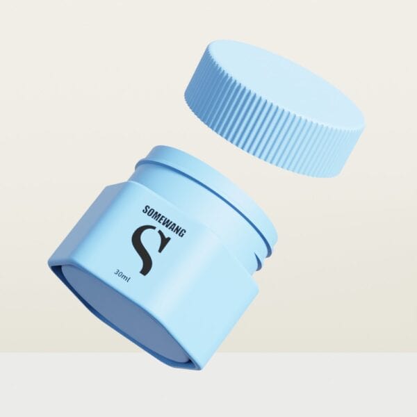Balang krim 30ml heksagon biru muda dengan label "SOMEWANG 30ml" dan penutup padannya terapung di atas.