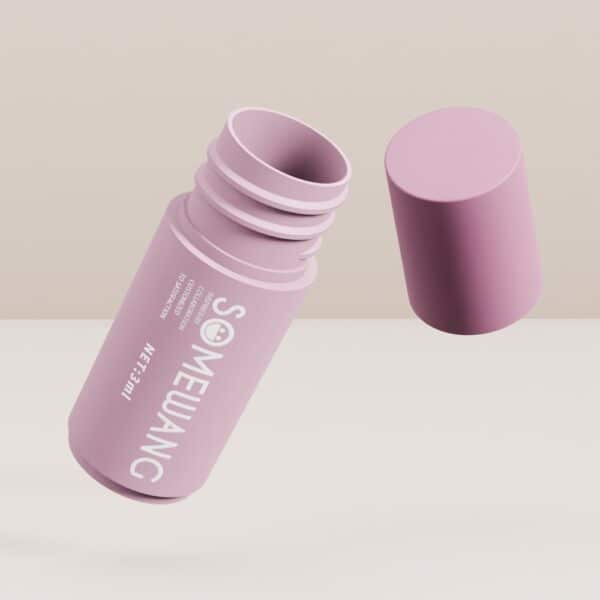 Chai lăn SOMEWANG 3ml màu hồng có nắp nổi trên nền trung tính, khoe hình trụ bóng bẩy.