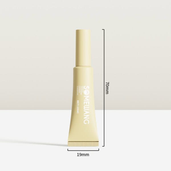 "SOMELJANG" etiketli bej renkli 10ML dudak kremi tüpü, 70 mm yüksekliğinde, 19 mm genişliğinde olup, kırık beyaz bir arka plan üzerinde duruyor.