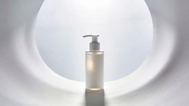صورة واضحة لزجاجة مضخة خالية من الهواء مع موزع مضخة، توضح عملية إعادة تعبئة زجاجة مضخة خالية من الهواء لمنتجات العناية بالبشرة أو مستحضرات التجميل.