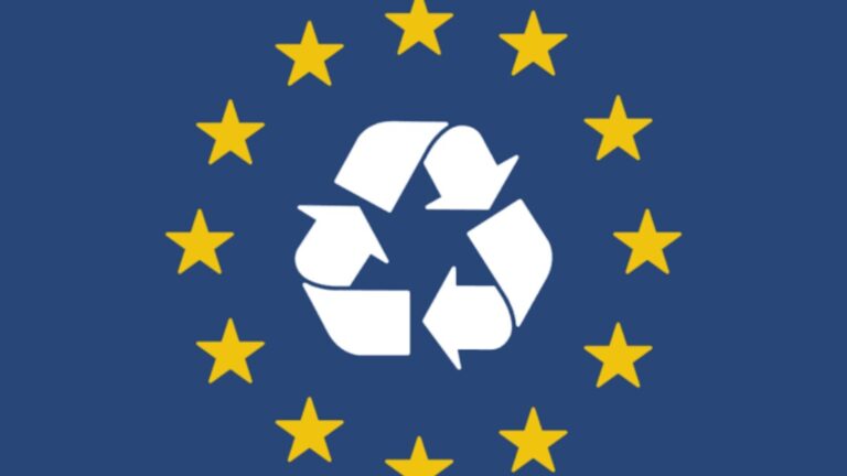 رمز إعادة التدوير محاط بنجوم الاتحاد الأوروبي، مما يمثل التزام الاتحاد الأوروبي بقوانين نفايات التغليف وجهود الاستدامة.